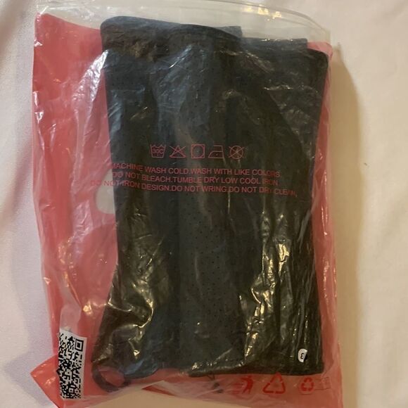 Size Medium black waist trainer.  Train your waist the way YOU want it;) - Picture 9 of 9